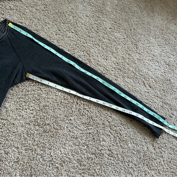 Lululemon Reversible Gray Striped Solid Gray Long Sleeve Top Size 6/8 - Picture 9 of 9